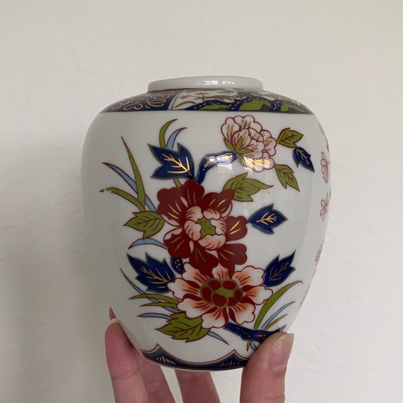 Vintage Imari Ware Japanese Porcelain Urn Vase